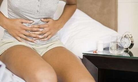 Les douleurs abdominales peuvent être à l'origine de la présence de parasites dans le corps