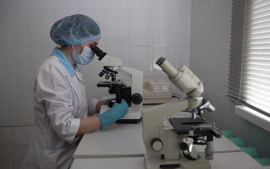 La microhelminthoscopie peut être utilisée pour détecter les parasites dans les selles