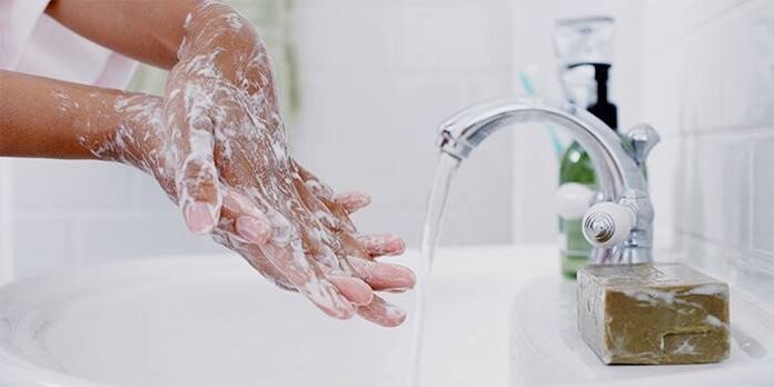 Se laver les mains avec du savon pour éviter les vers